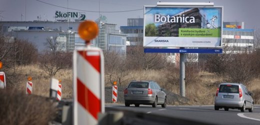 Masivní reklamní nosič na konci Rozvadovské spojky v Praze-Nových Butovicích. Říká se mu též "billboard smrti".