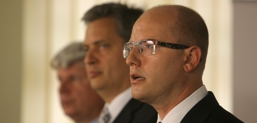Bohuslav Sobotka (vpravo), lídr ČSSD, na snímku s Jiřím Dienstbierem (uprostřed).