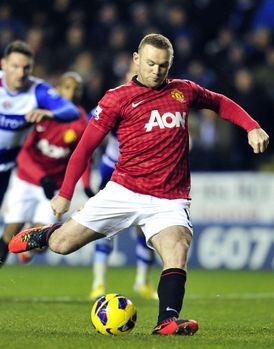 Wayne Rooney proměňuje panaltu. 