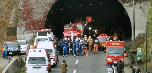 V Japonsku se zřítil dálniční tunel, řidiči uhořeli.