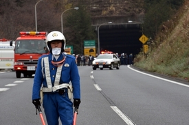 V Japonsku se zřítil dálniční tunel, řidiči uhořeli.