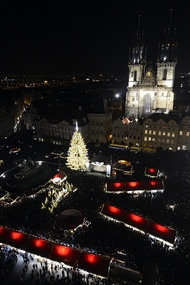 V době adventu se konají také vánoční trhy. Ty pražské začaly v sobotu rozsvícením vánočního stromu na Staroměstském náměstí.