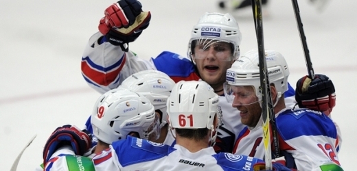 Hokejisté pražského Lva se radují z vítězství.