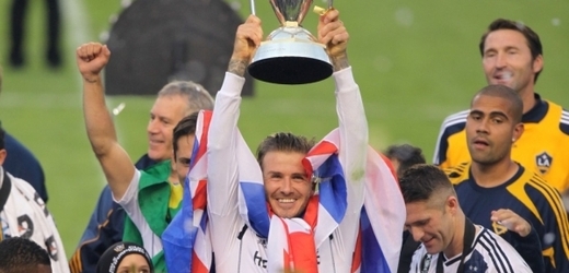 David Beckham s pohárem pro vítěze MLS.