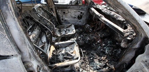 V lese na Kroměřížsku shořelo havarované auto, řidič se nenašel (ilustrační foto).