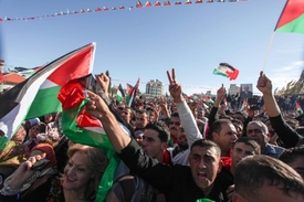 Zvýšení diplomatického statusu Palestiny schválila OSN valnou většinou hlasů.