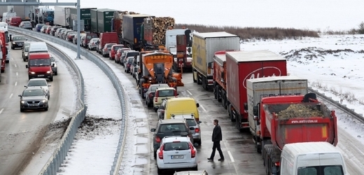 Délka řady stojících nákladních i osobních automobilů v neděli podle ruských médií dosáhla i dvou set kilometrů (ilustrační foto).