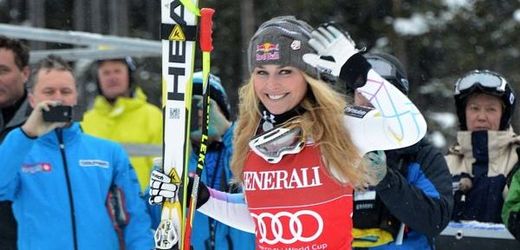 Americká lyžařka Lindsey Vonnová se raduje z triumfu.