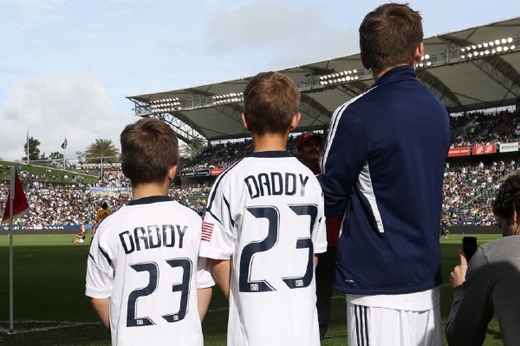Podporu svému otci v posledním utkání MLS vyjádřili i jeho synové. Brooklyn, Romeo a Cruz (zprava).
