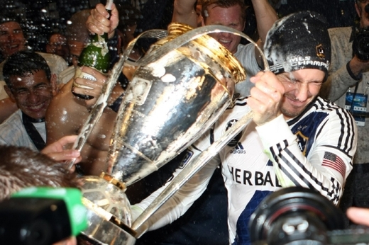 Oslavy mistrovského titulu nebraly konce. Pohár pro vítěze naplnili fotbalisté šampaňským a Beckham měl co dělat, aby se v něm neutopil.