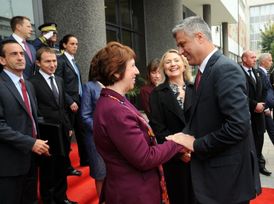 Kosovský premiér Thaci s šéfkou diplomacie USA Clintonovou a šéfkou diplomacie EU Ashtonovou (listopad 2009).