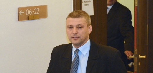 Poslanec Roman Pekárek odchází 29. listopadu z jednání sněmovního mandátového a imunitního výboru.