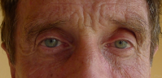 John McAfee je na útěku a skrývá se v Belize, na jediné fotce, kterou vypustil, jsou vidět jen jeho oči.
