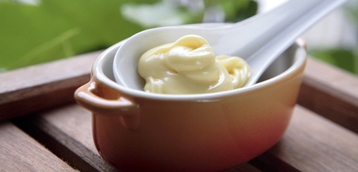 Potravinářská vyhláška ukládá výrobcům, aby do majonéz dávali alespoň dvě procenta vaječných žloutků, což je pro představu jeden vaječný žloutek na kilo majonézy.