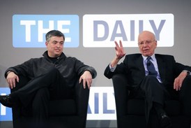 Rupert Murdoch (vpravo) s viceprezidentem Apple Eddy Cuem.