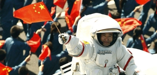 Čínští astronauti by prý mohli v kosmu založit buňku komunistické strany.