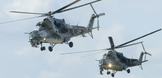 Armádní vrtulníky z přerovského letiště.