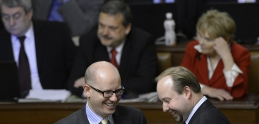 Předseda ČSSD Bohuslav Sobotka (vlevo) a předseda poslaneckého klubu ČSSD Jeroným Tejc na prosincové schůzi Poslanecké sněmovny.