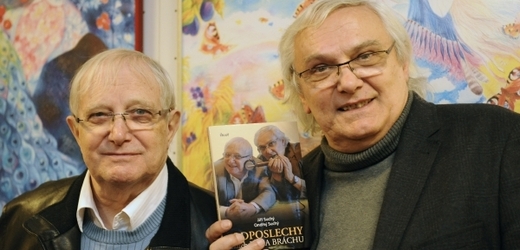Bratři Jiří Suchý (vlevo) a Ondřej Suchý pokřtili 4. prosince v Praze svou knihu s názvem Odposlechy aneb Já na bráchu.