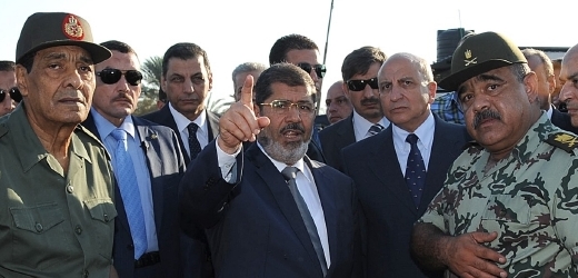 Prezident Mursí (uprostřed) neprojevuje sebemenší náznak toho, že by se podvolil tlaku.