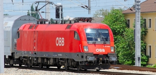 Zaměstnanci ČD řídí u vybraných spojů rakouské lokomotivy Taurus až na hlavní nádraží v Linci.