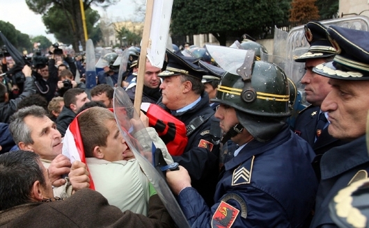 Demonstrace proti Berishově vládě (leden 2011).