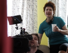 Režisérka Alice Nellis při natáčení cyklu Nevinné lži.