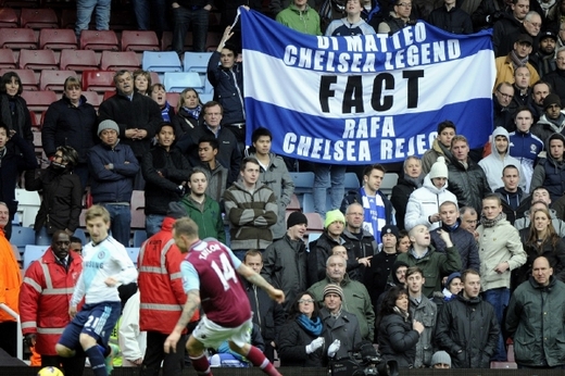 "Di Matteo je legenda Chelsea. Rafa by měl odstoupit," stojí na vlajce v barvách londýnského klubu.