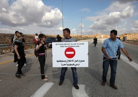 Palestinští a proplestinští aktivisté blokují symbolicky cestu k osadě Modiin Elit. 