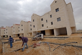Paradox. Palestinští dělnici při stavbě židovské osady Maale Adumim.