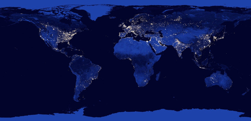 Celkový snímek krásně znázorňuje nejvíc osvětlenou západní Evropu a východ USA, vpravo pak Indii, pobřeží Číny, Japonsko a Jižní Koreu. (Foto: profimedia.cz)
