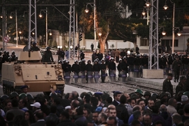 V Káhiře se protestuje u paláce hlavy státu a demonstranti tam večer prorazili bariéru a s vlajkami vylezli na tanky.