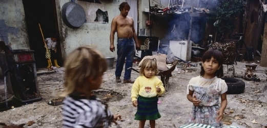 Hrající si romské děti.