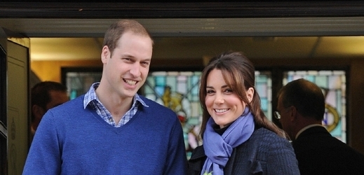 Kate a William před londýnskou nemocnicí.