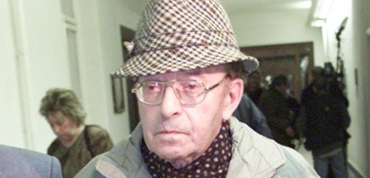 Komunistický prokurátor Karel Vaš (vlevo) zemřel.