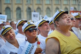 Stoupenci prezidenta Traiana Baseska odkazují pokrývkami hlavy na jeho původní profesi námořního kapitána.