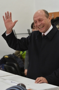 Basesku se udržel u moci díky slabé účasti voličů v referendu. 