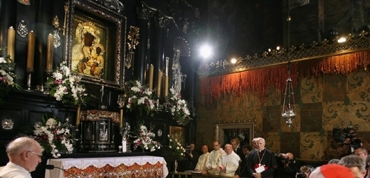 Polští katolíci ikoně přičítají odvrácení útoku švédských vojsk v roce 1655. Černá madona za to byla korunována polskou královnou.