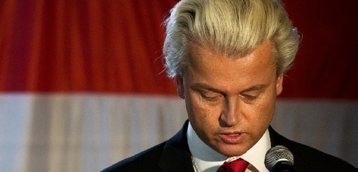 Wilders vede žebříček popularity politických stran. A připomíná zavražděného rozhodčího.