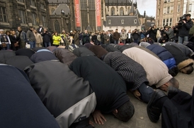 Muslimové pomalu zaplavují Nizozemsko. Modlitba v centru Amsterdamu.