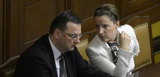 Premiér Petr Nečas (ODS) a vicepremiérka Karolína Peake (LIDEM).