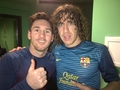 Fotografii s Lionelem Messim ihned po zdolání rekordu vyvěsil stoper Carles Puyol.
