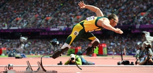 Jihoafrický atlet Oscar Pistorius závodí s pomocí speciálních protéz.