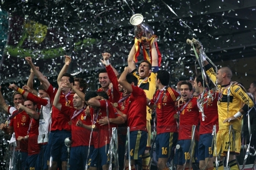 Nedlouho poté se na starém kontinentu rozpoutala litá bitva o vítězství na fotbalovém EURU. Pro titul si dokráčeli obhájci titulu Španělé, kteří nechali rozrůst svou početnou sbírku trofejí za poslední generaci.