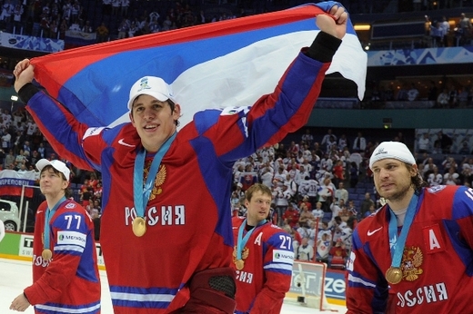 V České republice se naopak sportovní fanoušci vždy těší na mistrovství světa v hokeji. Letos se ale dočkali "pouze" bronzových medailí. Zlato brali našlapaní Rusové, tedy parta kolem hvězdných útočníků Ovečkina a Malkina.