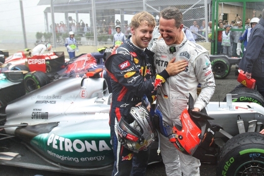 Odcházející legenda Michael Schumacher se nemusí o budoucnost formule 1 obávat. Třetím triumfem v řadě ovládl šampionát jezdec přezdívaný "Malý Schumi", jeho krajan Sebastian Vettel. Na svůj vzor mu však stále čtyři tituly schází.