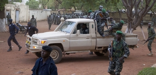 Ministerského předsedu zadržela dvacítka vojáků.