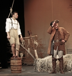 Divadlo Na Jezerce uvede Holbergovu hru Jeppe z vršku s Radkem Holubem (vlevo) v titulní roli.