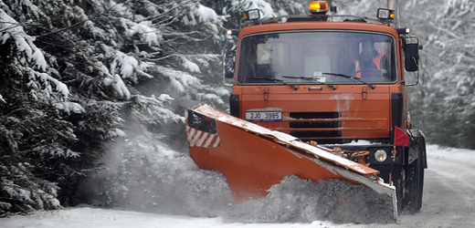 Ledovka a sníh komplikují na řadě míst v Česku dopravu.