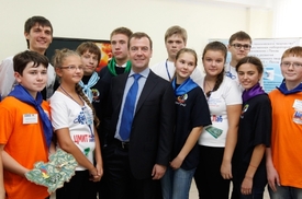 Ruský premiér se studenty v technologickém parku.